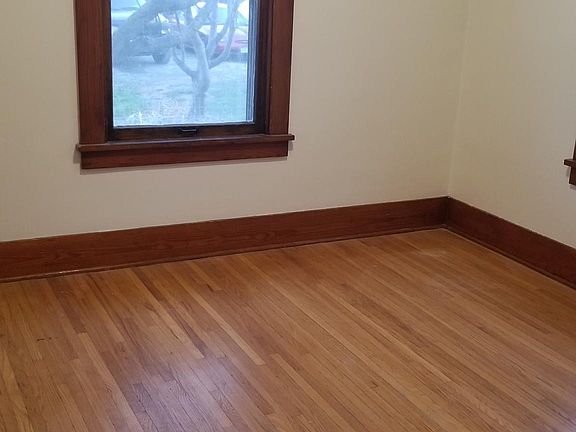 5th image of 921 Claremont St