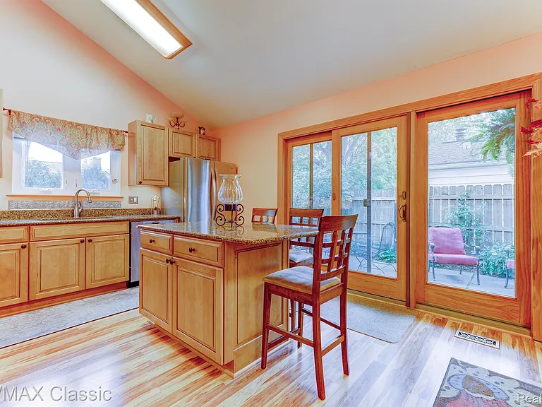 24323 Pinecrest St — Photo 7