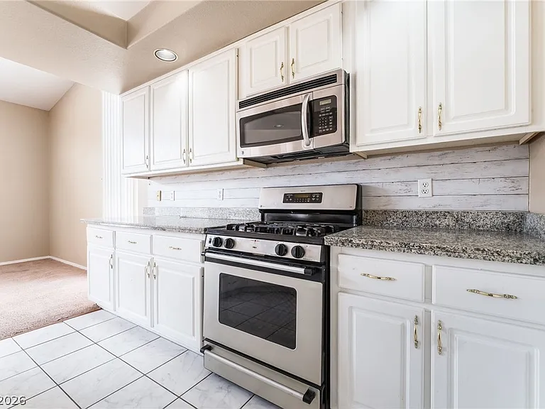8725 Autumn Valley Ave — Photo 10