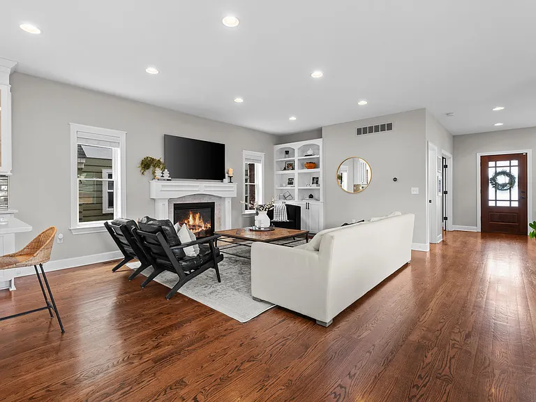 819 Irving Ave — Photo 6