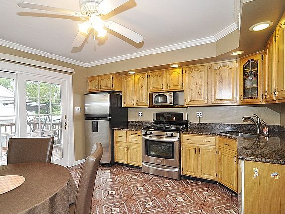 Large Eat-in Kitchen