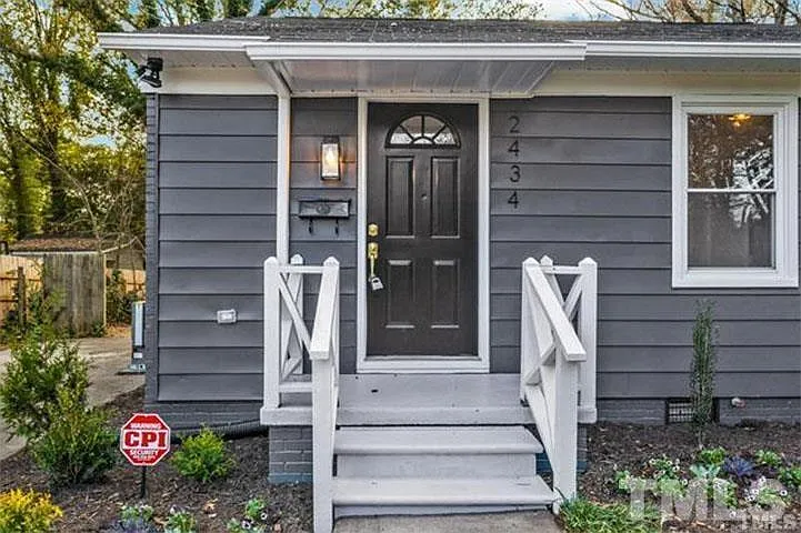 3 bed, 1.0 bath, 1040 sqft, $1,895 — Photo 3