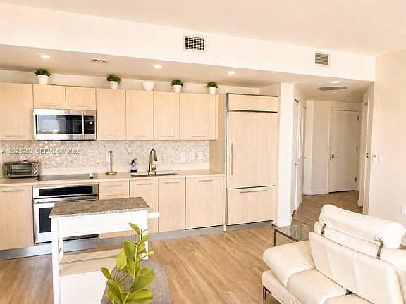 5th image of 45 SW 9th St APT 2908