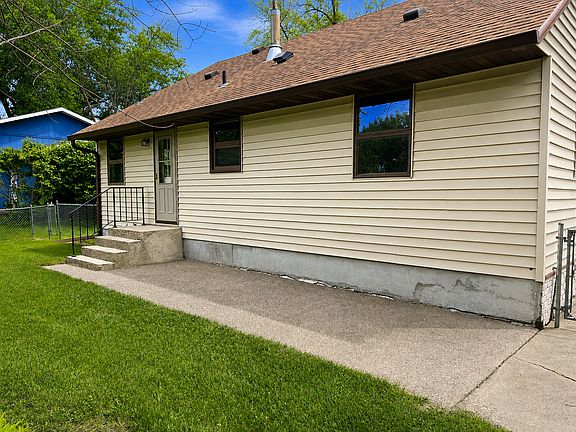 5th image of 720 22nd St NE