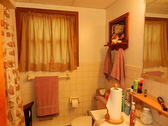 5th image of 4147 Lake St