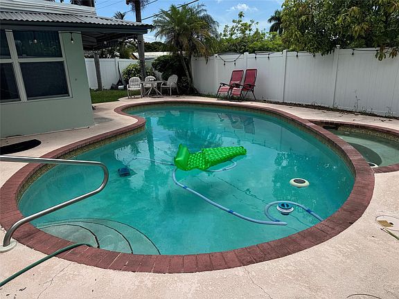3rd image of 3548 SW 13th Court
