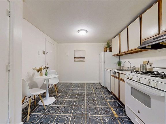 5th image of 428 Great Rd APT 17