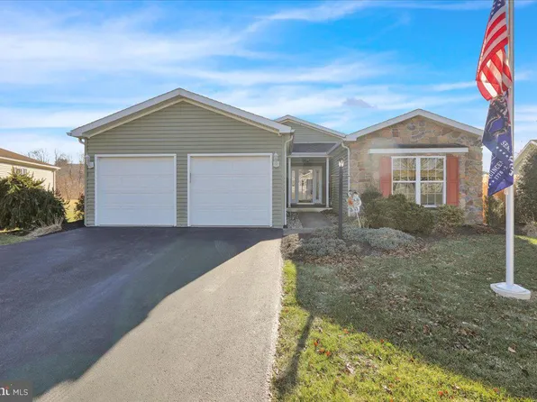 10 Cormorant Dr, Bechtelsville, PA 19505
