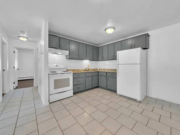 81 High St APT 10, Amesbury, MA 01913