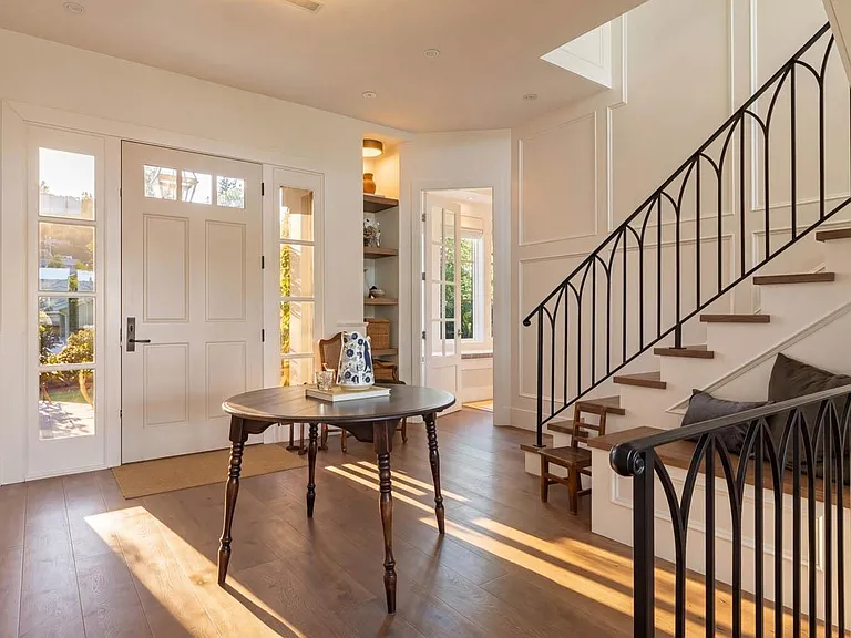 1248 Kings Ave — Photo 8