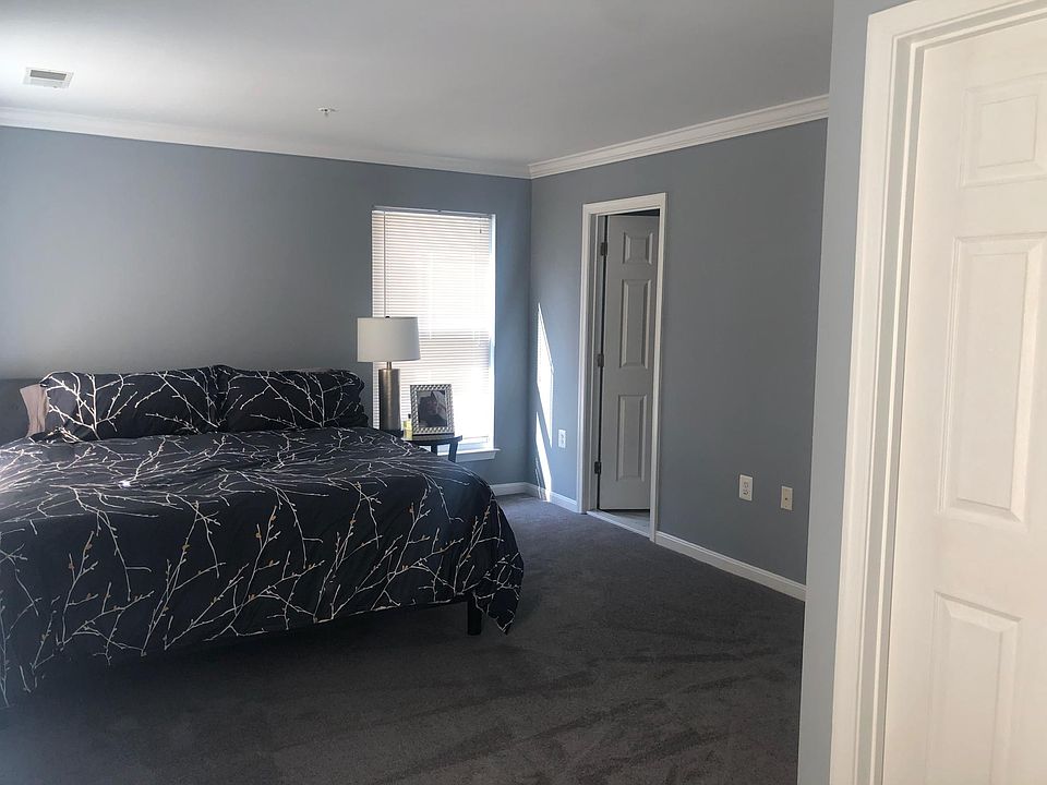 Very large bright bedroom with a king size bed and generous walk in closet! New carpets, crown moulding, fresh paint.