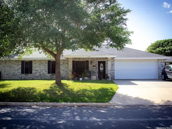 201 Colony Dr., Pleasanton, TX 78064