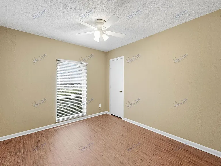 207 Evelyn St — Photo 10