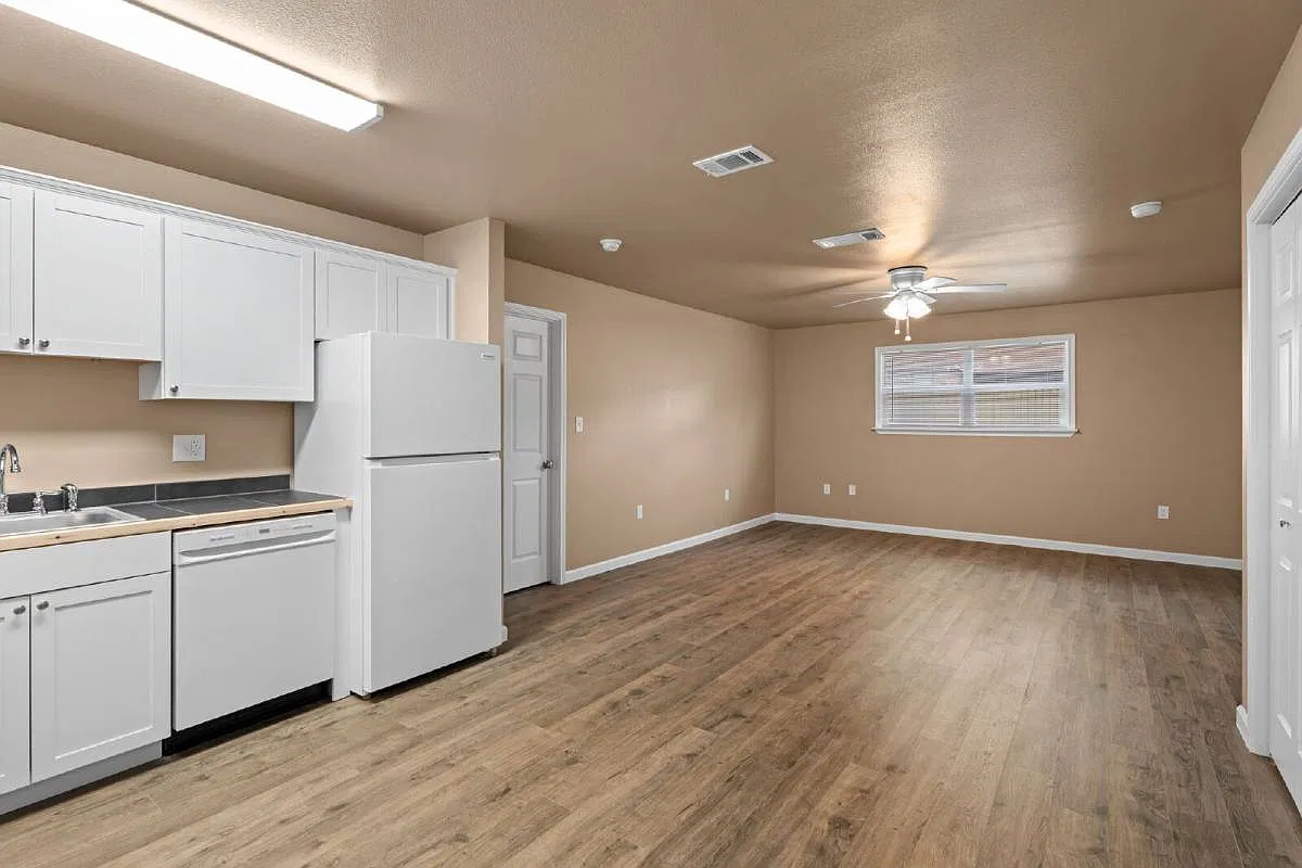 203 S Commerce St in Mart, TX 76664 — Photo 3