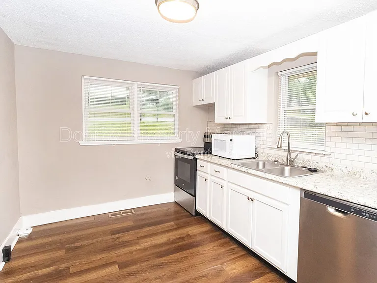 403 Warren St — Photo 4