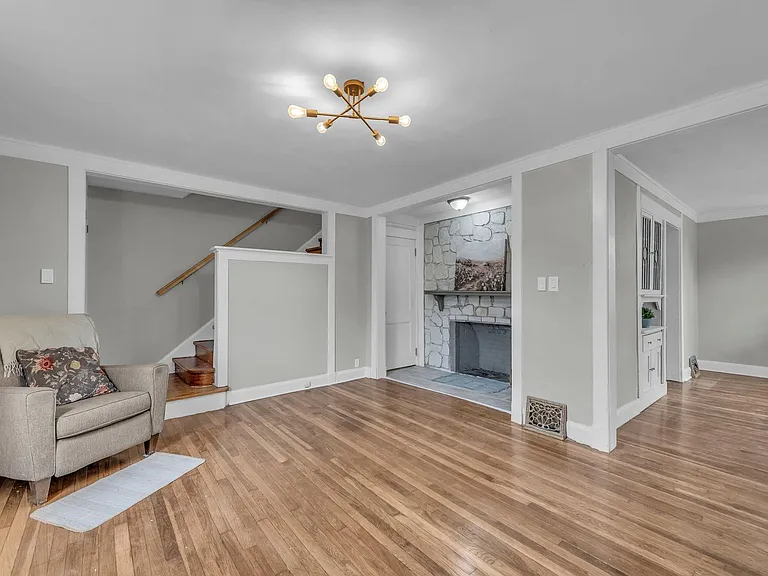 2110 S Sterling Ave — Photo 5
