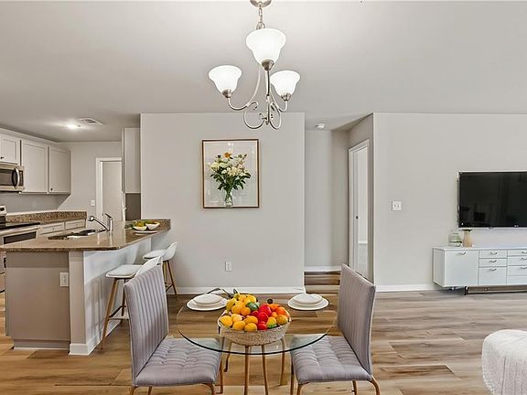 2nd image of 122 W Lexington Ave