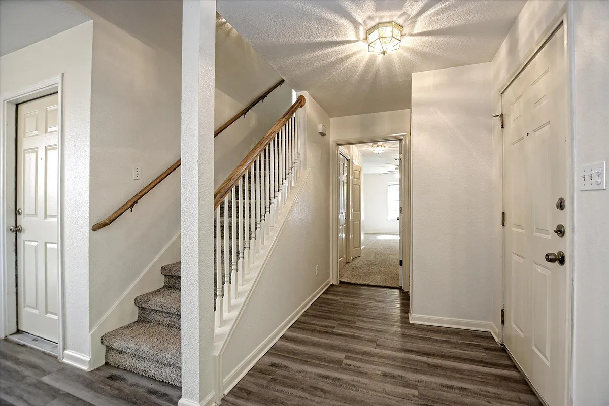 Building Photo - 101 S Mockingbird Cir