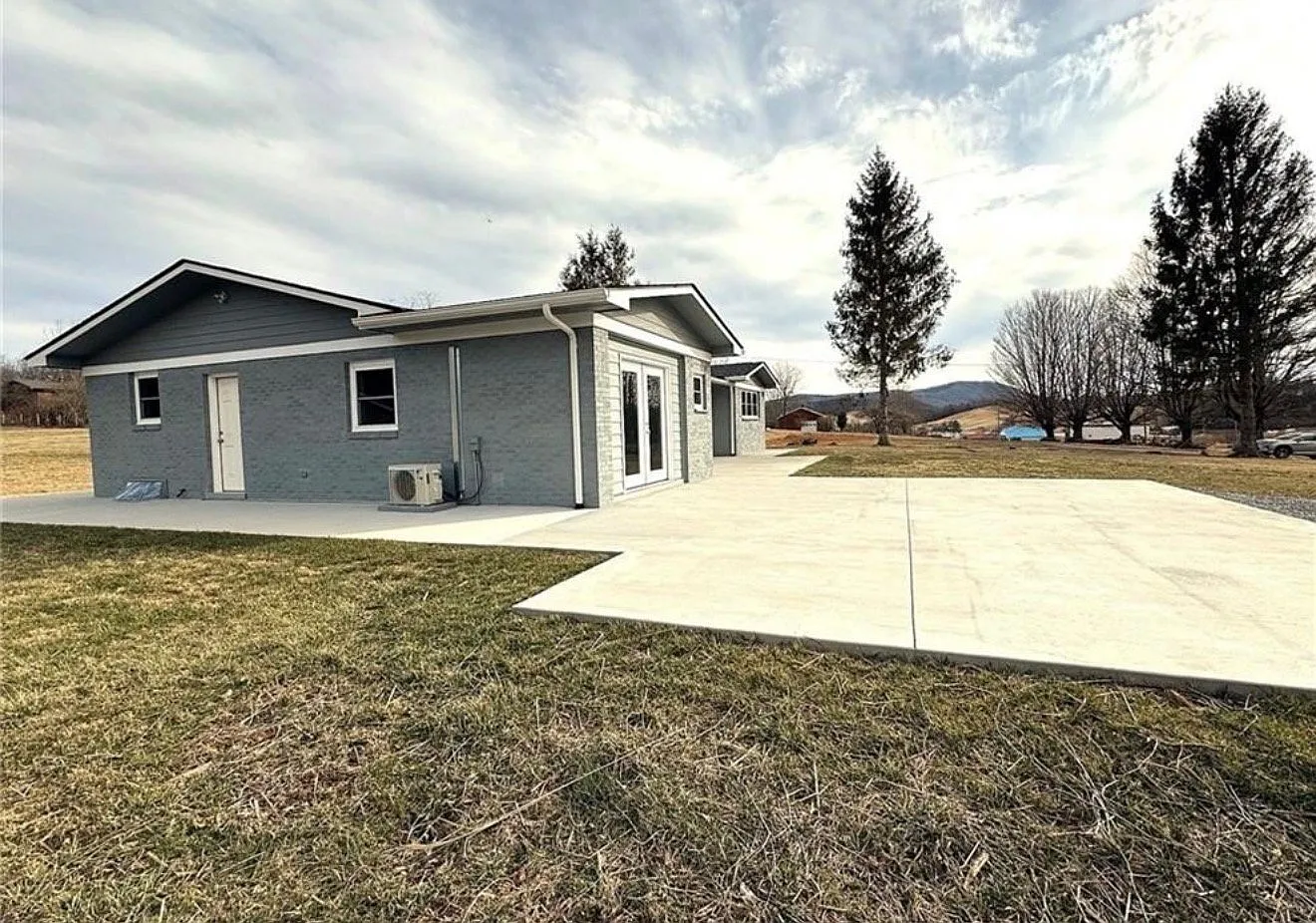 Cozy single-unit|Office Space in West Jefferson| $2500/mo — Photo 2