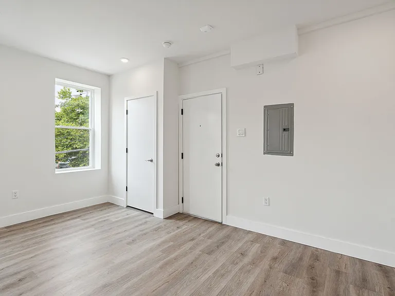 1801 Poplar St — Photo 6