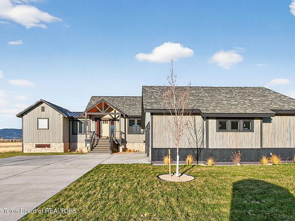 3rd image of 623 Royal Elk Cir