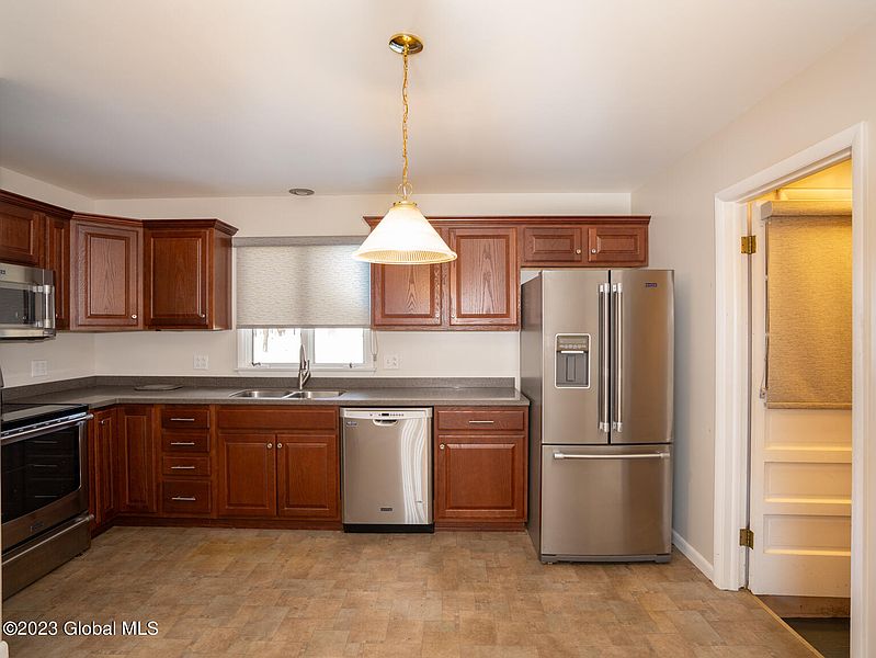 4th image of 12 Sebring Avenue