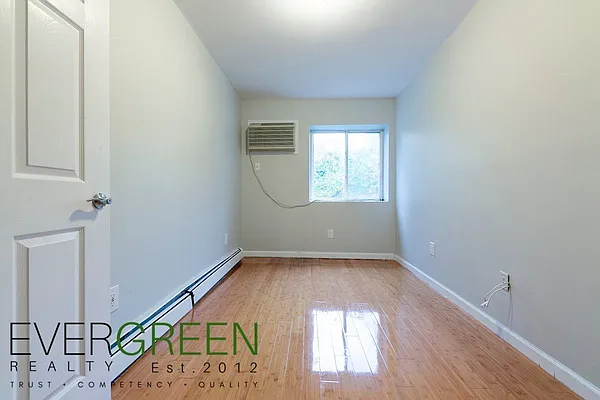 Rented by Evergreen Apartments BK | media 7