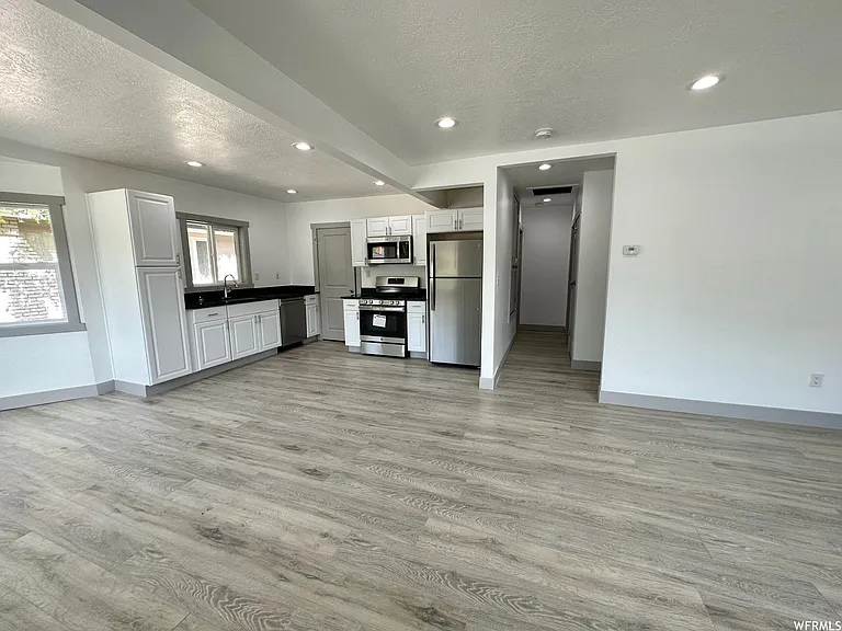 346 E Redondo Ave #1 — Photo 2