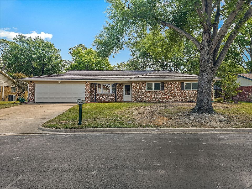 1st image of 220 Cooper Dr