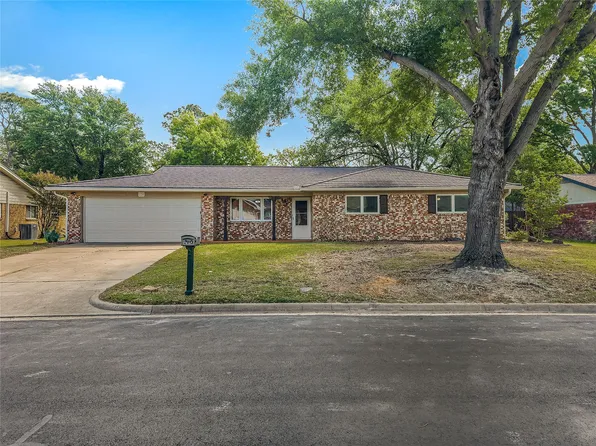 220 Cooper Dr, Hurst, TX 76053
