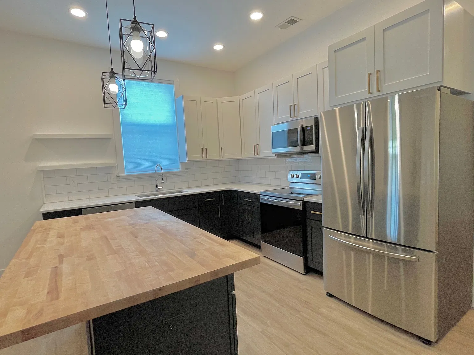 3 bed, 1345 sqft, $2,100 — Photo 3