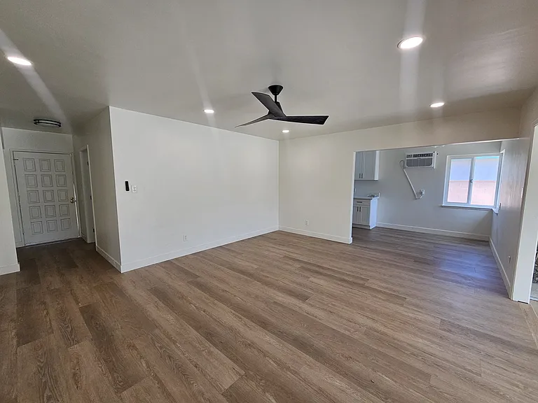 8552 Devenir Ave — Photo 10