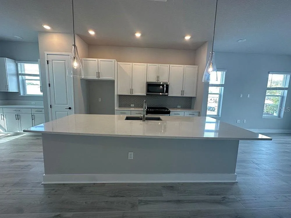 3 bed, 3.5 bath, 1950 sqft, $4,250 — Photo 4