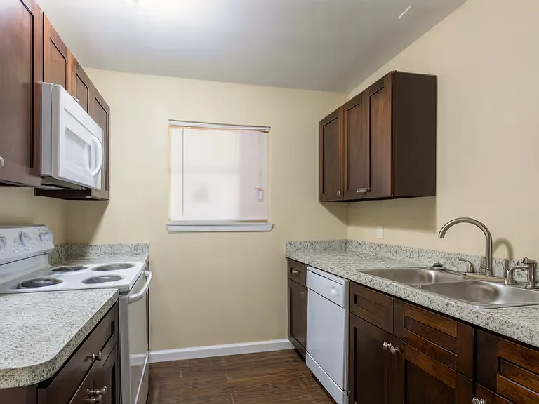 The Pointe Apartments — Photo 5
