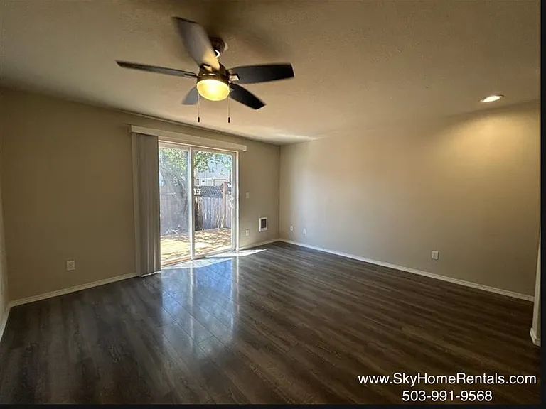 2180 Maplewood Dr S — Photo 2