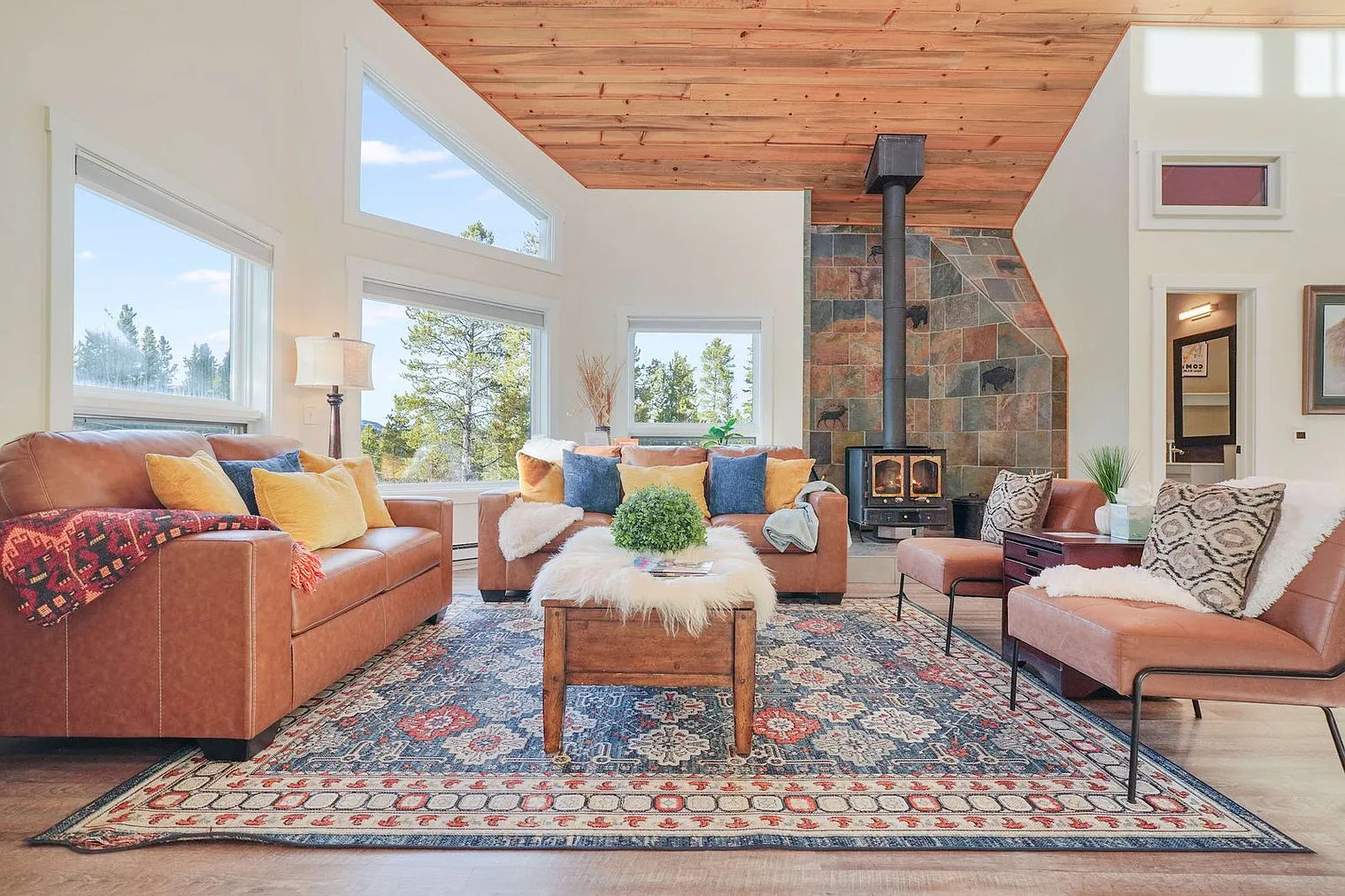 6 bed, 4.0 bath, 4423 sqft, $11,279 — Photo 2