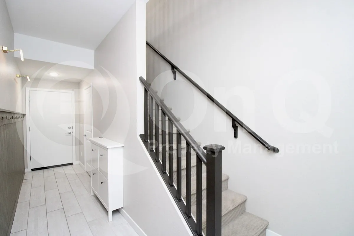 3 bed, 2.0 bath, 2021 sqft, $2,225 — Photo 4