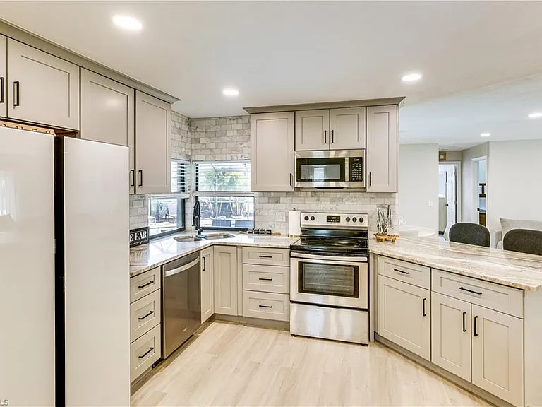 6030 Perthshire Ln — Photo 8