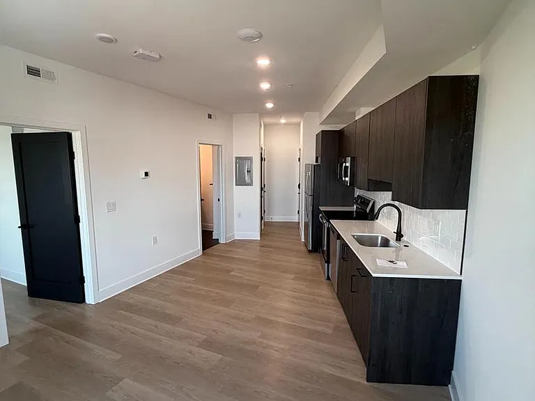 635 N 5th St #404 — Photo 2