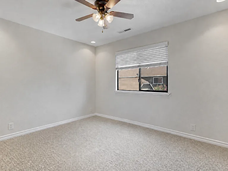 405 Creekside Ln — Photo 7
