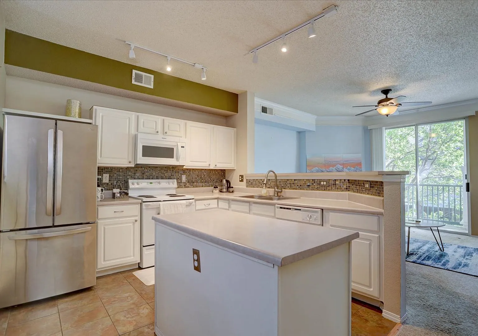 Beautiful 2bed/2bath/1car garage in Louisville! — Photo 3