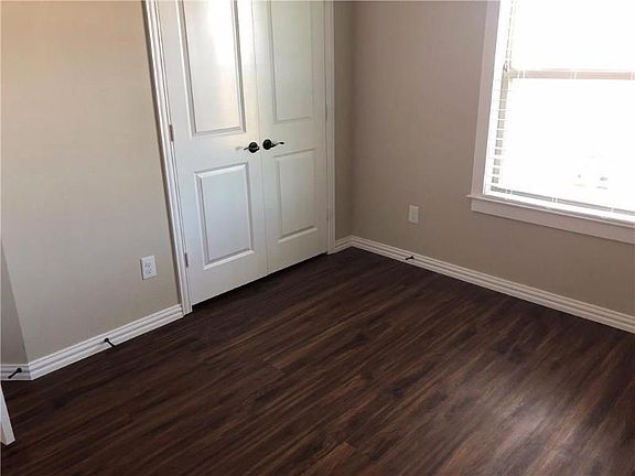 5th image of 4922 Villas Dr