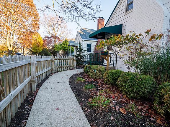 3rd image of 31 E Royal Forest Blvd