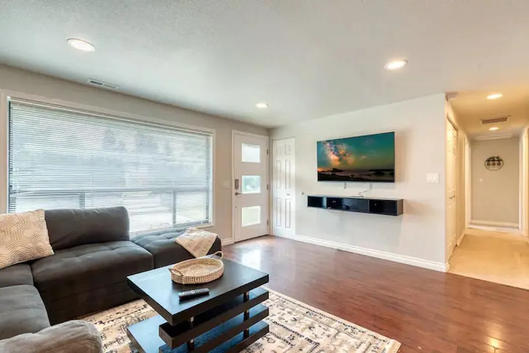 4 bed, 1436 sqft, $5,750 — Photo 2