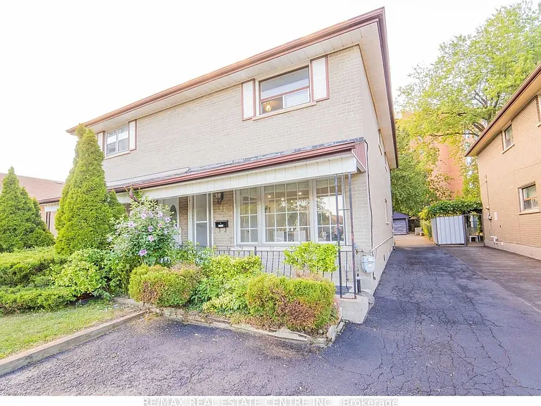 62 Corby Cres — Photo 1