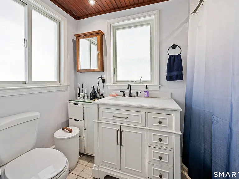 33 Beach Rd W — Photo 15