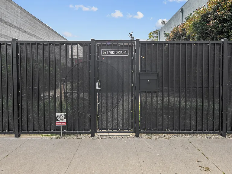 526 Victoria Ave — Photo 24