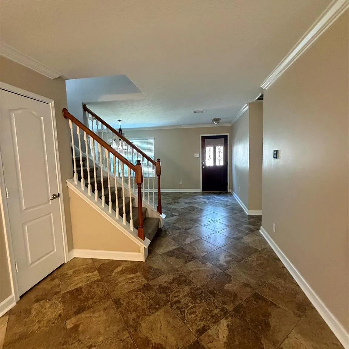 4 bed, 2.5 bath, 2886 sqft, $2,300 — Photo 3
