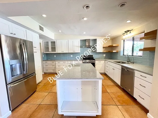 729 N Alamo Ave — Photo 2