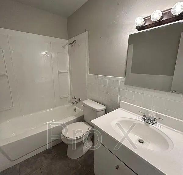 704 W Oak St #2-B — Photo 5